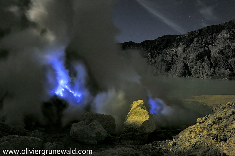 Illustration for article titled Los ríos de lava azul del volcán indonesio Kawah Ijen